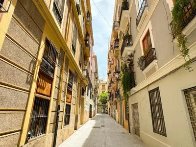 an empty alley in an old city with buildings at Apartamento con encanto histórico in Valencia