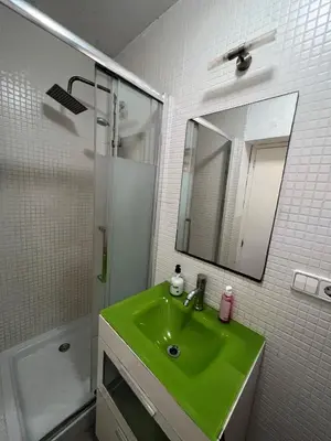 a bathroom with a green sink and a shower at Malvarrosa habitación cómoda y sencilla cerca de la playa in Valencia