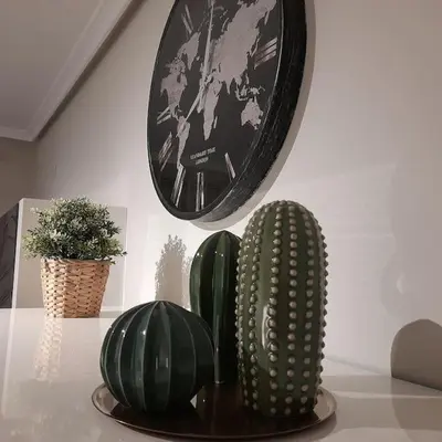 two green cactuses and a clock on a wall at Exclusivo apartamento en Canet in Canet de Berenguer