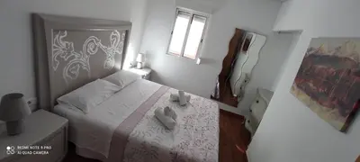 a bedroom with a bed with two teddy bears on it at Mi pequeña terraza in Alaquas