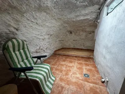 a room with a chair and a tiled floor at LA CUEVA de TONI EL SECO in Paterna